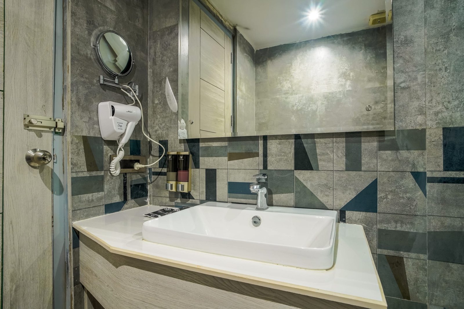 Bathroom mirror, magnifying glass and amenities