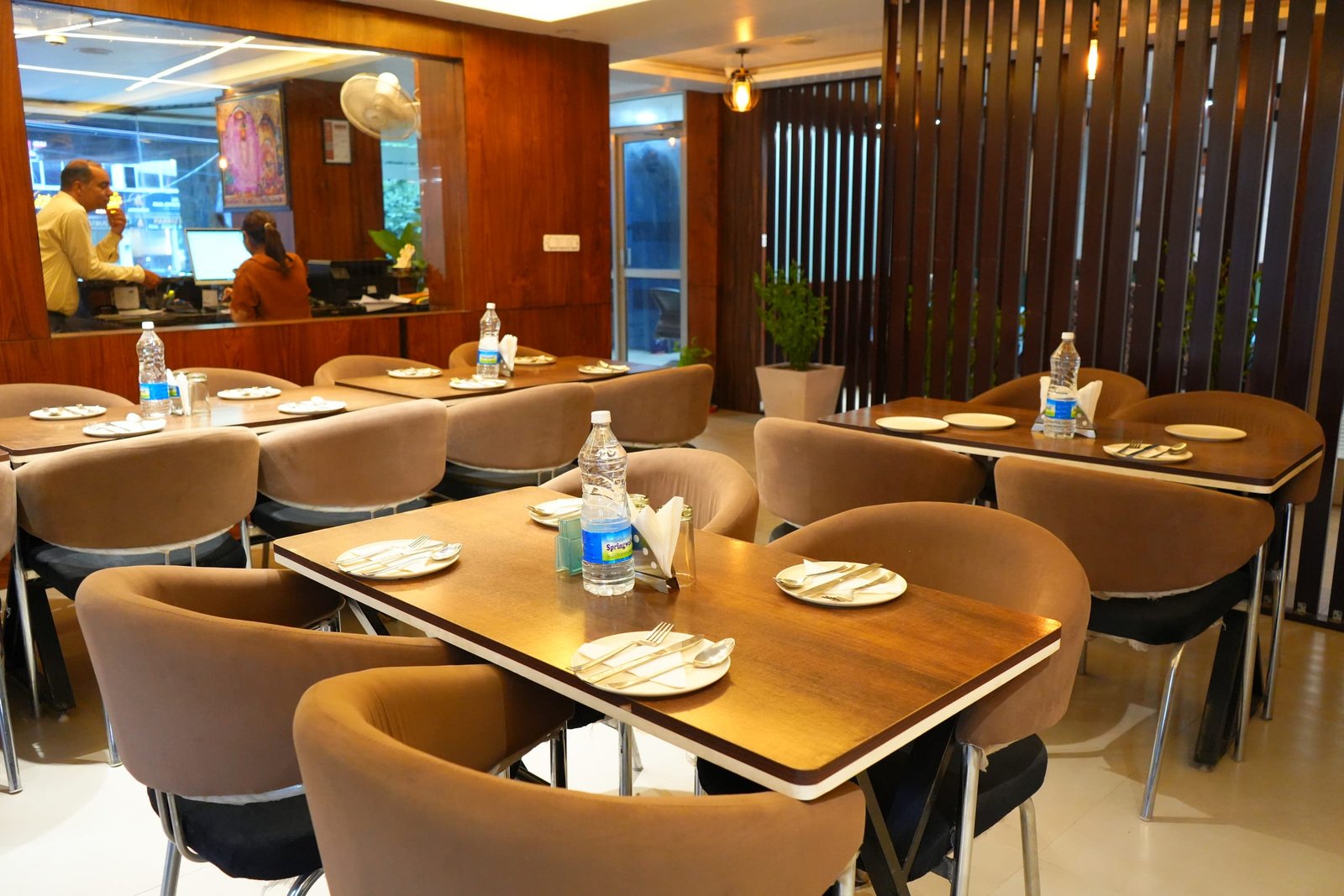 Set tables and tub chairs under the slatted screens