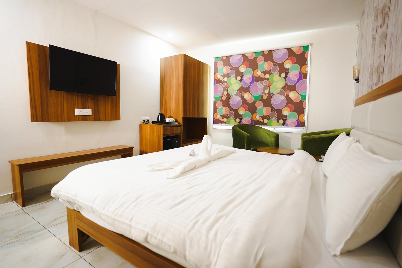 Double room with the television facing the bed